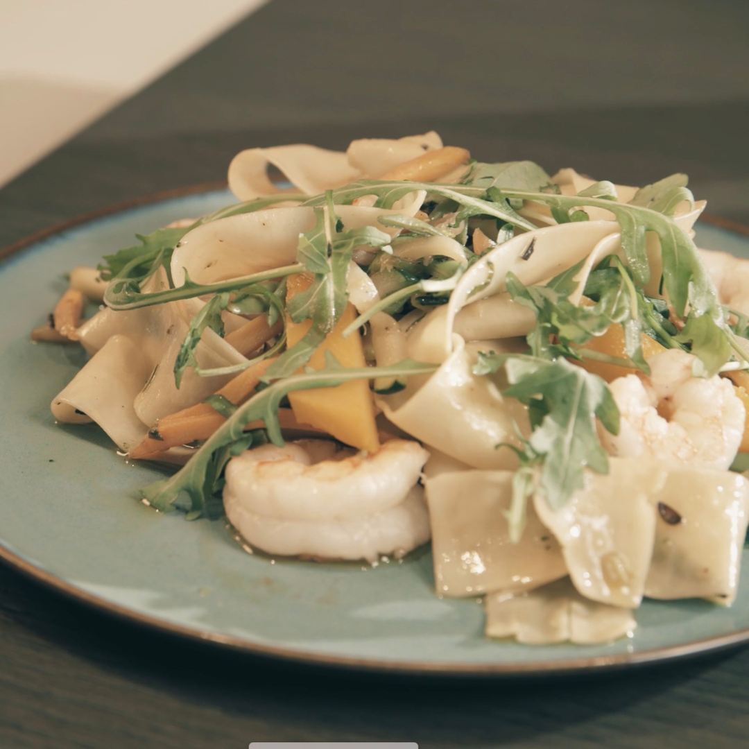 seafood pasta ina blue plate