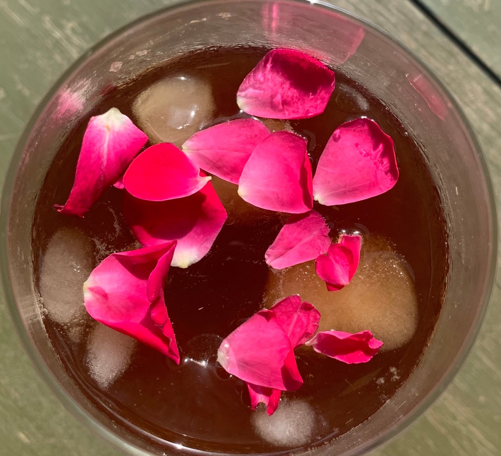 café de inmersión con rosas